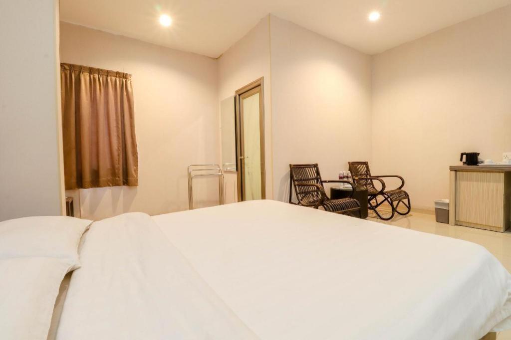 Lovina Inn Hotel Batam Nagoya Exterior photo