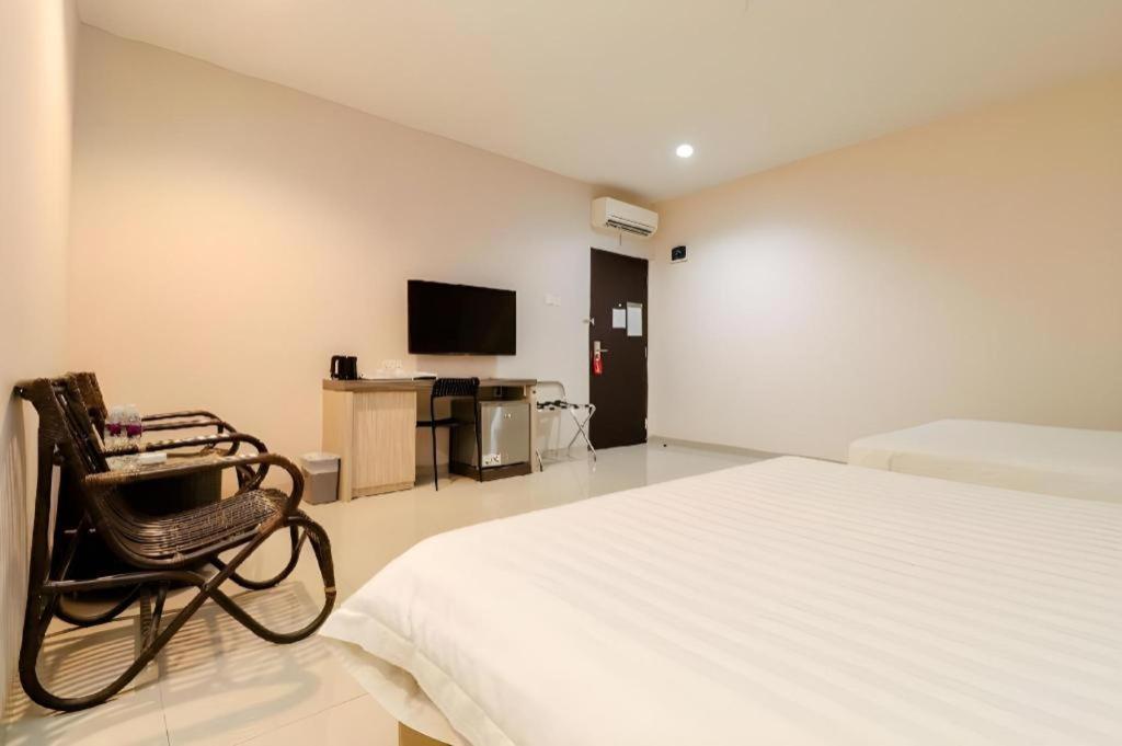 Lovina Inn Hotel Batam Nagoya Exterior photo